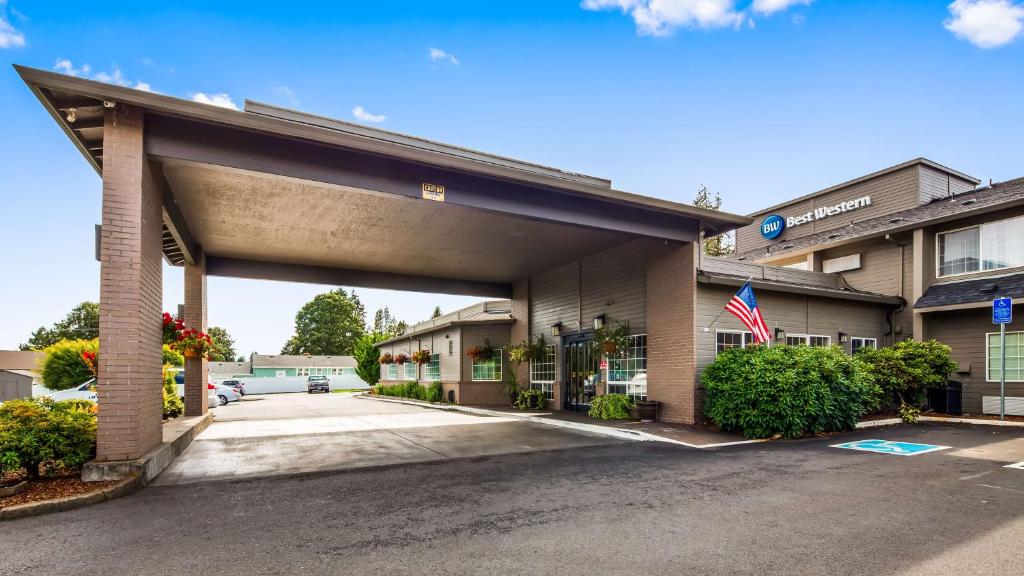Best Western Oak Meadows Inn Main image 1
