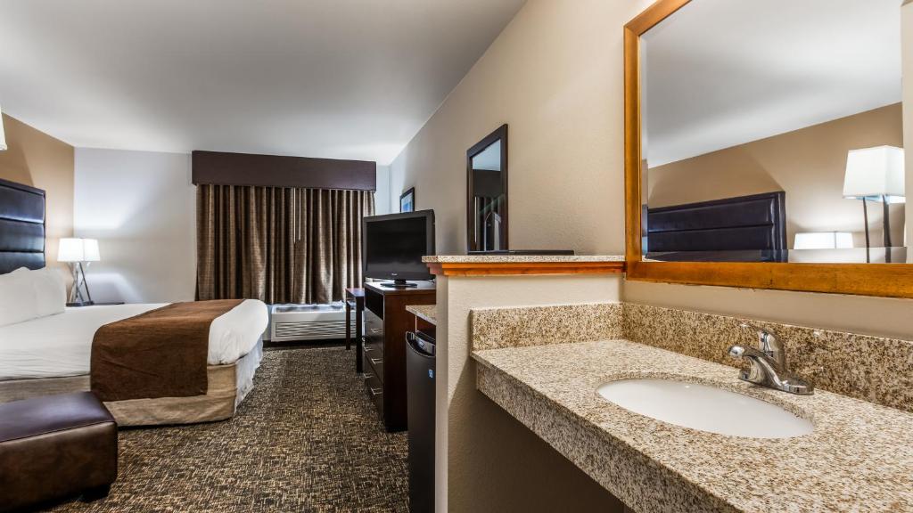 Best Western Oak Meadows Inn Main image 2